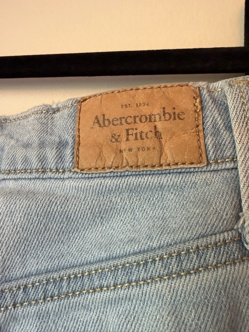 A&F The 90’s Straight Ultra High Rise Curve Love Jeans Lt Ripped Med Wash - Picture 8 of 8